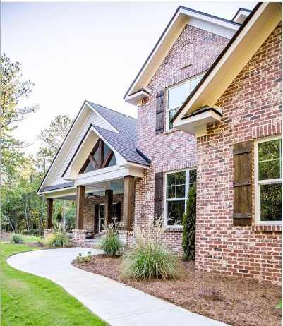 Brick Farmhouse Exterior, Red Brick House Exterior, Red Brick Exteriors, Brick Farmhouse, Types Of Bricks, American Farmhouse, Red Brick House, Brick Exterior House, Modern Farmhouse Exterior