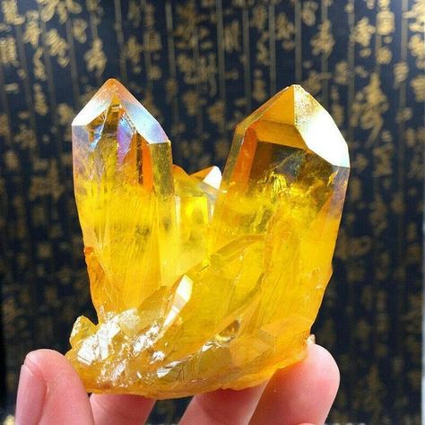 Sunshine Aura Quartz Meaning and Spiritual Properties Yellow Aura, Aura Quartz Crystal, Reiki Stones, Yellow Quartz, Sea Shell Decor, Aura Crystals, Angel Aura Quartz, Phantom Quartz, Quartz Cluster