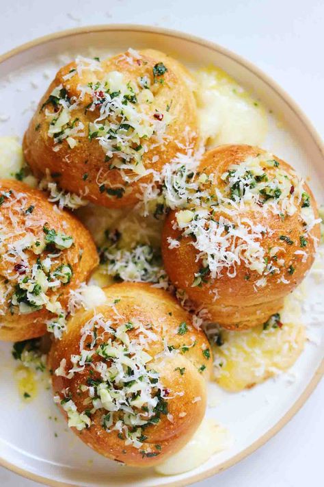 Crescent Roll Garlic Knots, Garlic Crescent Rolls, Garlic Bread Cheese, Roll Dough Recipe, Pillsbury Crescent Roll Recipes, Cottage Cheese Smoothie, Make Your Own Bread, Crescent Roll Appetizers, Crescent Roll Cheesecake