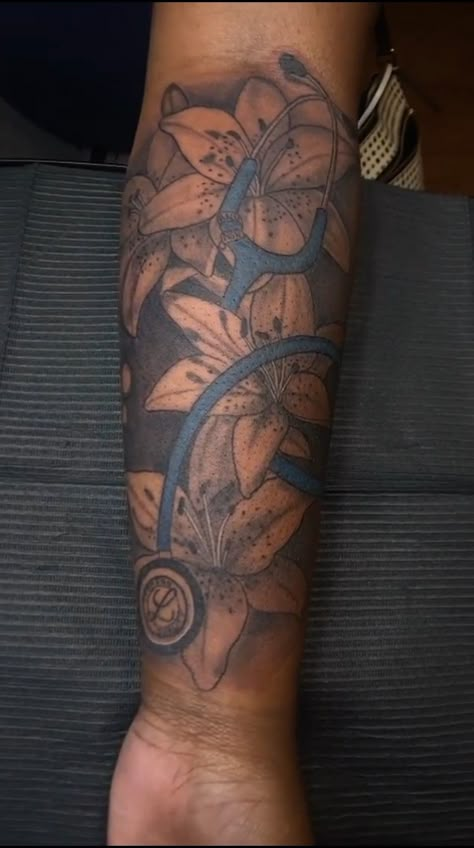 Pretty Tattoo Sleeve Ideas, Black Nurse Tattoo Ideas, Stethoscope With Flowers Tattoo, Healthcare Tattoos For Women Sleeve, Nurse Half Sleeve Tattoo, Nurse Stethoscope Tattoo, Pediatric Nurse Tattoo Ideas, Nurse Flower Tattoo, Nursing Sleeve Tattoo