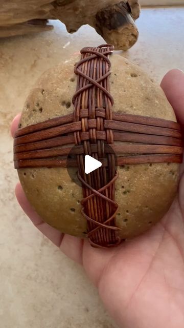 Wrapped Rocks Tutorial, Diy Stone Wrapping, River Stones Crafts, Rock Weaving, Rock Wrapping, Wrapped Rocks, Zen Stones, Stone Pictures Pebble Art, Wrapped Stones