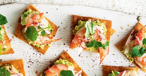 A new twist on the classic prawn cocktail, these pita bites will be the hit of the party. Healthy Food Hacks, Mini Pizza Bites, Finger Food Ideas, Eat Healthy Food, Cucumber Bites, Prawn Cocktail, Better Diet, Potato Bites, Best Party Food