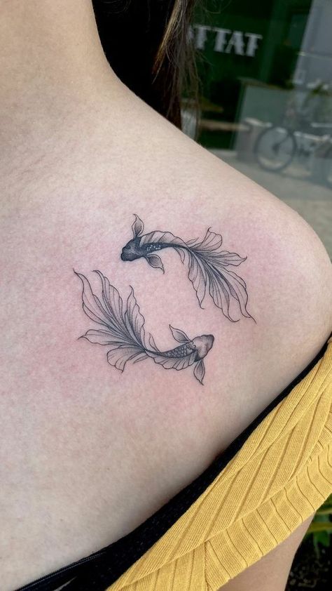 Fish In A Circle Tattoo, Fish Tattoo Ideas For Women, Coy Fish Matching Tattoo, Small Pisces Tattoos Fish, Koi Fish Circle Tattoo, Pieces Koi Fish Tattoo, 2 Fish Tattoo Design, Koi Fish Tattoo On Shoulder, Fish Tattoo Betta