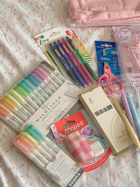 Pencils And Pens Aesthetic, Pastel Colour Aesthetic, Pencils Aesthetic, Pencil Case Essentials, Highlighters Pastel, Pencil Case Essential, Stationary Haul, Back To School Stationary, Haul Aesthetic