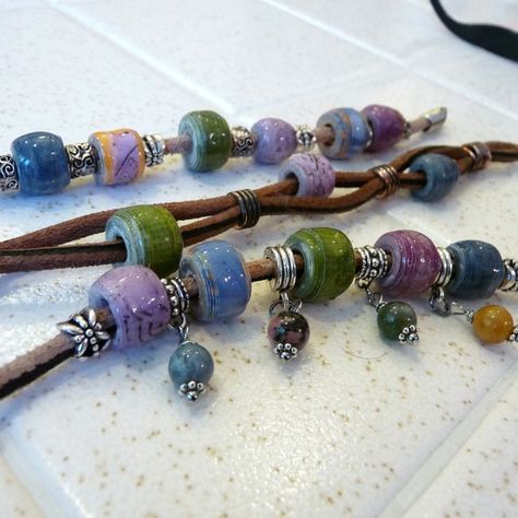 Beads Wallpaper, Making Paper Beads, Paper Beads Tutorial, Paper Beads Diy, Rice Bead Bracelet, Leather Bracelet Tutorial, Paper Beads Jewelry, Copper Wallpaper, Paper Bead Bracelet