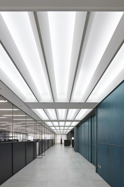 Office Ceiling, Ceiling Details, Interior Design Minimalist, Interior Ceiling, Interior Design Awards, Corporate Interiors, Genius Ideas, Minimalist Interior Design, Office Lighting