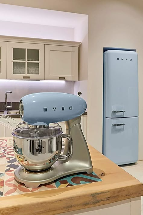 Smeg Stand Mixer, Smeg Kitchen Appliances, Smeg Kitchen, Smeg Appliances, Modern Kitchen Appliances, Retro Pastel, Best Appliances, Future Kitchen, Pink Kitchen