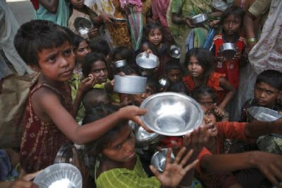 300000 children forced to beg in India Poor People Food, Christian Background Images, Poverty And Hunger, Extreme Food, Hungry Children, World Hunger, Bible Images, People Food, Poor Children