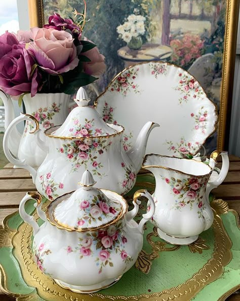 Royal Albert Cottage Garden, Royal Albert Tea Sets, Quirky Kitchen Decor, English Cottage Decor, Royal Albert Tea Cup, Vintage Tea Set, Royal Albert China, Pretty China, Antique Dishes