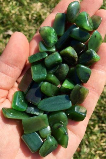 Jade Meaning, Verde Jade, Reiki Stones, Jade Crystal, Pretty Rocks, Nephrite Jade, Trik Fotografi, Minerals And Gemstones, Rocks And Gems