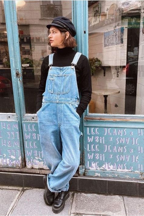 Overalls Vintage Outfit, 80s Overalls Outfit Vintage, Overals Outfits Aesthetic, Winter Dungarees Outfits, Jean Overall Outfits Winter, Dungarees Outfit Winter, Overalls With Flannel, Overall Winter Outfit, Jeans Overall Outfit