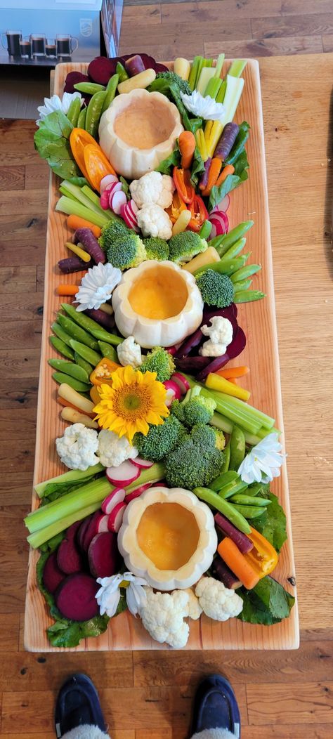 Thanksgiving Vegi Tray, Autumn Veggie Tray, Fall Fruit And Veggie Charcuterie Board, Thanksgiving Veggie Platter Ideas, Fall Vegetable Tray Ideas, Veggie Board Thanksgiving, Pumpkin Vegetable Tray, Fruit And Veggie Charcuterie Board Thanksgiving, Veggie Charcuterie Board Thanksgiving