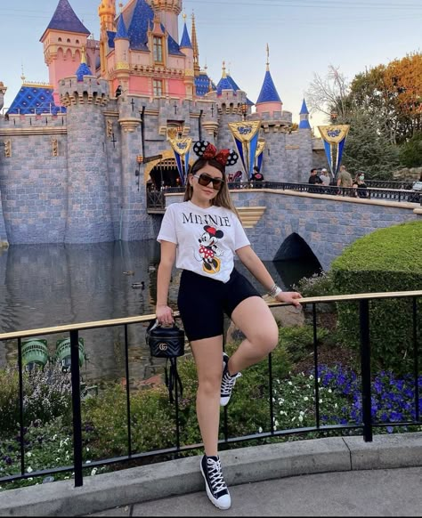 Casual Trip Outfits Summer, Disneyland Outfits Paris, Disneysea Tokyo Outfit, Disney Adventure Park Outfit, Disneyworld Summer Outfits Women, Disney Orlando Florida Outfits, Women Disney World Outfits, Outfit Ideas Disneyland, Birthday In Disneyland