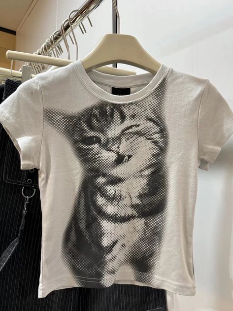 Aesthetic Tshirt Print Ideas, Tshirt Design Ideas Trendy 2024, Trendy Tshirts Graphic Tees Design, Cecily Knight, Cat Graphic Tee, Cat Shirt, Looks Vintage, Cat Tshirt, Dream Clothes