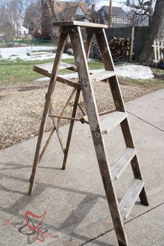 Repurposed Wooden Ladder, Old Step Ladders Repurposed, Vintage Ladder Ideas, Old Ladder Shelf, Old Wooden Ladder Ideas, Step Ladder Decor, Repurposed Ladder Shelf, Rm Pink, Repurpose Ladder