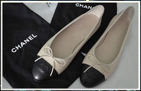 Looking for a stylish way to elevate your summer look? Check out our selection of French women's summer shoes! From sandals to pumps, we have a style to fit your every need. Audrey Hope, Chanel Ballerina, Women Summer Shoes, Gemma Ward, Girl Blogger, Fancy Shoes, Womens Summer Shoes, Pink Girly Things, French Women