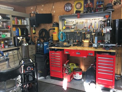 Dirt Bike Shop, Mechanic Workshop, Hobby Garage, Garage Workshop Ideas, Garage Systems, Garage Workshop Plans, Motorcycle Workshop, Work Shops, Mechanical Workshop