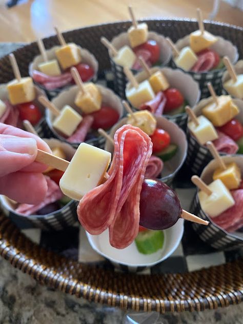 Individual Charcuterie Sticks, Charcuterie Screwers, Meat And Cheese Skewers Party Appetizers, Charcuterie Board Skewers, Charcuterie Boats Ideas, Shot Cuterie Board, Small Charcuterie Cups, Charcuterie Skewers Party Appetizers, Simple Charcuterie Cups