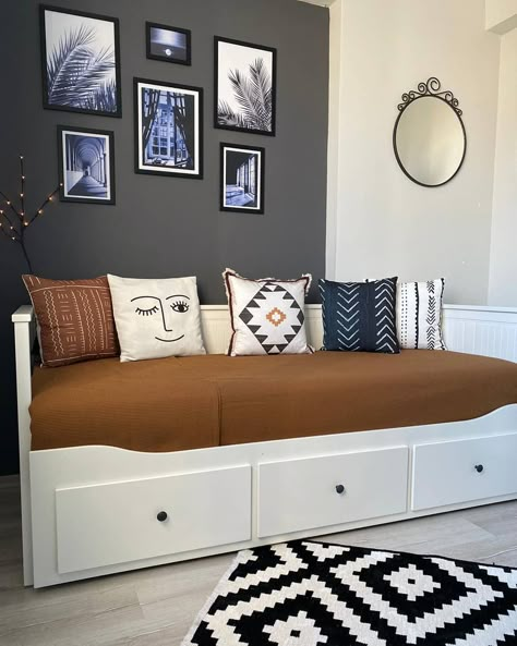 Ikea Hemnes Divan, Divan Ikea, Ikea Divan, Hemnes Divan, Daybed Ideas, Guest Bedroom Home Office, Daybed Room, Kids Living Rooms, House Wall Design