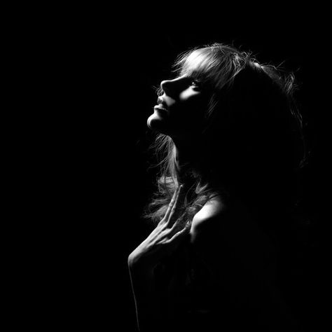 High Key Portraits Woman, Low Key Portraits Woman, Black White Photos Art Photography, Dramatic Photography Portraits, Chirascuro Photography, Hard Light Portrait, Lowkey Portrait, Backlit Portrait, High Key Portrait