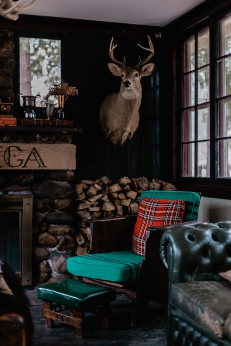 English Hunting Lodge, Cabin Livingroom, English Hunting, Hunting Cabin Decor, Hunting Lodge Decor, Glass Of Whiskey, Camp Wandawega, Masculine Interior, Cabin In The Mountains