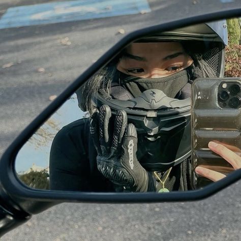 Model On Motorcycle, Motorcycle Mirror Selfie, Motorcyle Woman Aesthetic, Pictures With Motorcycles, Motorcyle Aesthic, Motorcycle Woman Aesthetic, Motorcycle Instagram Story, Foto In Moto, Motercycle Girl