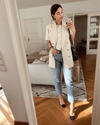 Tan Sleeveless Blazer Outfit, How To Style Sleeveless Blazer Long Vests, Cream Sleeveless Blazer Outfit, Sleeveless Blazer Styling, Cream Blazer Vest Outfit, Cream Long Vest Outfit, Beige Long Vest Outfit, Long Waistcoat Outfit Women, Ivory Vest Outfit