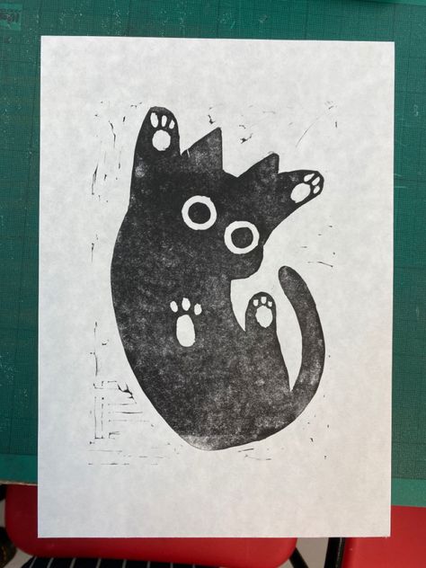 Lino Art Animal, Simple Woodcut Designs, Carving Stamps Ideas, Lino Print Pattern Ideas, Lino Print Fabric, Lino Print Animals, Linocut Stamps Ideas, Lino Print Cat, Linocut Prints Easy