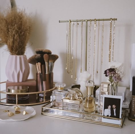 Vanity Ideas Bedroom Jewelry, Dusty Rose Apartment Decor, Designer Aesthetic Bedroom Decor, Minimalist Dresser Decor With Tv, Vanity Table Inspiration, Jewelry Table Bedroom, How To Style Vanity Table, Faux Rug Bedroom, Makeup And Jewelry Vanity