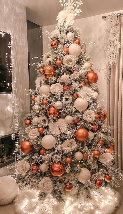 Orange Christmas Tree, Diy Natal, Amazing Christmas Trees, Purple Christmas Tree, Copper Christmas, Pretty Christmas Decorations, Christmas Tree Decorating Themes, Orange Christmas, Modern Christmas Tree