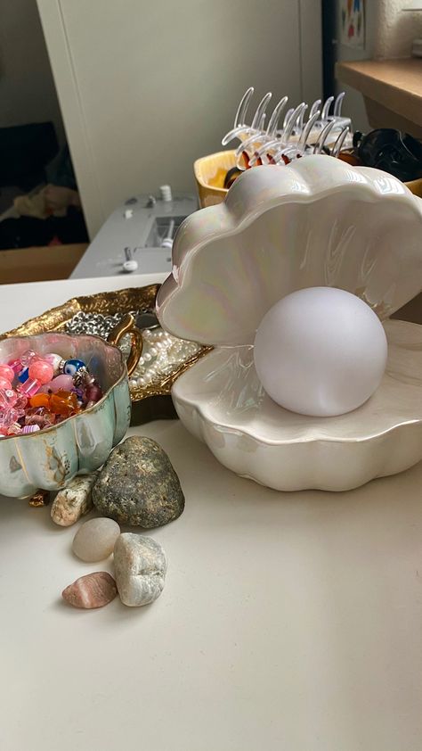 Clam Shell Lamp, Shell Room Decor, Shell With Pearl, Butterfly Wedding Cake, Shell Lamp, Pottery Inspo, Makeup Table Vanity, Beach Room, Butterfly Wedding