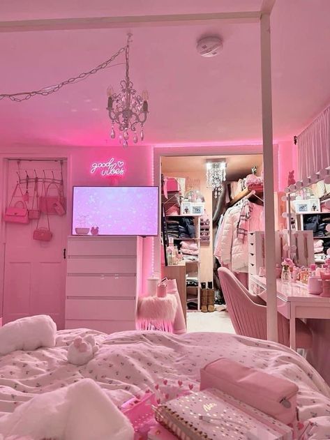 Cute Aesthetic Bedroom Ideas Pink, Pink Houses Aesthetic, Pink Coquette Bedroom Aesthetic, Mean Girls Room Aesthetic, Pink Astestic Bedroom, Pinterest Room Aesthetic, Cozy Room Aesthetic Pink, Pink Wall Bedroom Ideas, Pink Dream Bedroom