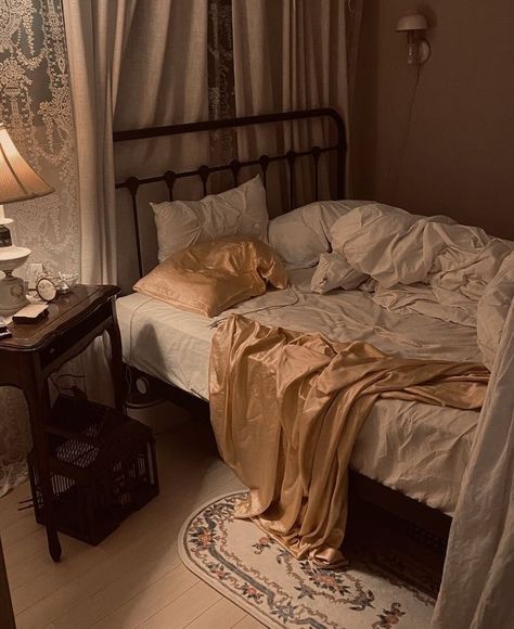 Dark Academia Bedroom, Academia Bedroom, Dark Academia Room, Academia Room, Vintage Bedroom, Pretty Room, Dreamy Room, Dream Room Inspiration, Dream Apartment