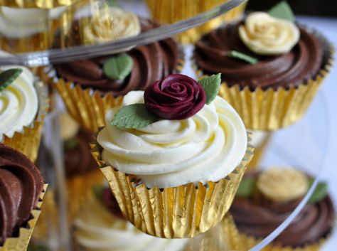 Burgundy And Gold Dessert Table, Burgundy Cupcakes With Gold, Burgundy Cupcakes, Gold And Burgundy Wedding, Unfrosted Cake, Cupcake Tower Wedding, Wedding Cake Trends, Gold Dessert, Milk Chocolate Ganache