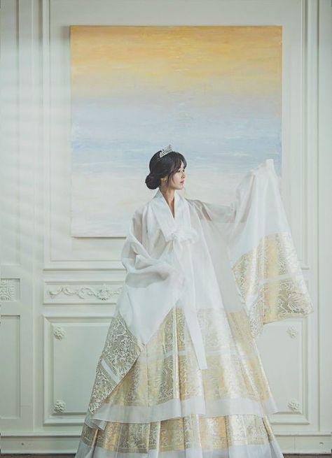 Korean Dresses Traditional, Modern Hanbok Dress Korean Wedding, Korean Traditional Dress Modern, Korean Traditional Wedding Dress, Korean Wedding Dress Traditional, Traditional Korean Wedding, Wedding Hanbok, Hanbok Wedding Dress, Modern Hanbok Dress