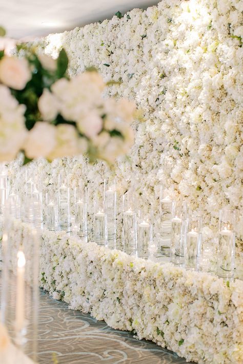 A stunning all-white floral wall! Photo: @willettphoto White Rose Wall, White Flower Wall, Wedding Plan Checklist, Wedding Must Haves, Wedding Decor Table, White Trellis, Plan Checklist, Pooja Decor, Wedding Wows