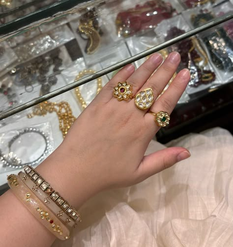 jewellery shopping time 🌿✨ #desicore #desiaesthetic #desiaesthetics #udaipur Earthy Fits, Rajasthani Bride, Life Romanticized, Rajasthani Dress, Red Bangles, Rajputi Jewellery, Bridal Chura, Bangle Design, Rajputi Dress