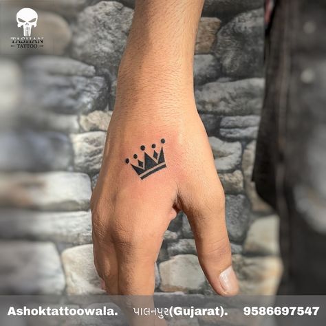 In a society captivated by grandiose ink masterpieces, small hand tattoos serve as a subtle yet impactful way to express your individuality. Oh yes, the days when hand tattoos were reserved for elements of questionable occupations only are far and gone, and we cannot be happier about it Crown Tattoo On Hand, Tatoo Crown, Boys Hand Tattoo, Crown Hand Tattoo, Simple Crown Tattoo, Crown Finger Tattoo, Tattoo Crown, Crown Tattoo Men, King Crown Tattoo