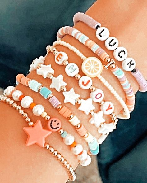 Preppy Pfp Bracelets, Preppy Bracelets Pfp, Aesthetic Preppy Drawings, Braclet Ideas Clay Bead Preppy, Preppy Brackets, Braslets Beads Aesthetic, Braslets Designs, Soco Bracelets, Bracelet Pfp