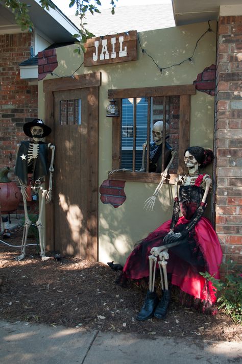 great idea for making false walls inbetween house & whatever. Wild West Halloween, Halloween Outdoors, Pirate Decorations, Cowboy Halloween, Halloween Cowboy, Halloween School Treats, Halloween Decoration Ideas, Halloween Diy Outdoor, Halloween Outside