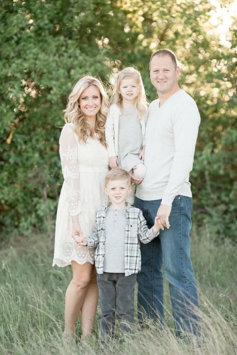 Neutral Clothes, Cute Family Pictures, Cute Family Photos, Pose Portrait, Family Photoshoot Poses, Family Portrait Poses, Family Picture Poses, Family Christmas Pictures, Photography Poses Family