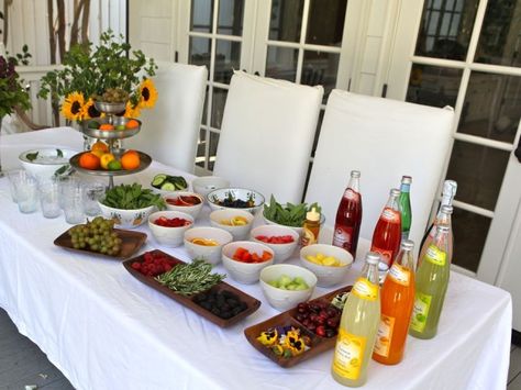 Fruit juice Spritzer Bar! Great party idea to celebrate the end of the school year and the beginning of summer! Sparkling Juice Bar, Diy Drink Bar, Spritzer Bar, Spritzer Drink, Food Bar Ideas, End Of Summer Party, Random Holidays, Party Stations, Juice Bars