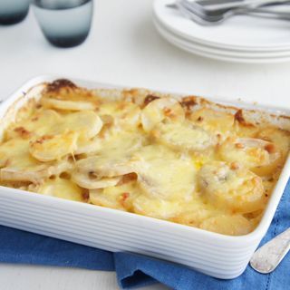 Creamy Potato Bake, Cheesy Potato Bake, Sweet Potato Pasta, Easy Baked Potato, Vegetable Bake, Potato Bacon, Potato Bake, Creamy Potato, Savoury Recipes