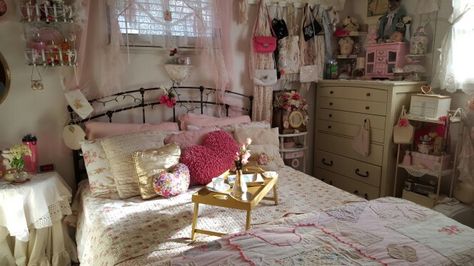 Nice Girly 2000s Bedroom, 2000s Teen Bedroom, 2000 Bedroom, 2000s Bedroom, Girly 2000s, Shabby Chic Ideas, Cleaning Motivation, Girly Room, Pretty Room