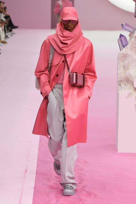 Dior Men | Menswear - Spring 2020 | Look 25 Pink Coat Winter, Men's Business Outfit, Coat Winter Outfit, Fondant Pink, Men In Pink, Street Couture, Runway Men, Men's Business Outfits, Dior Men