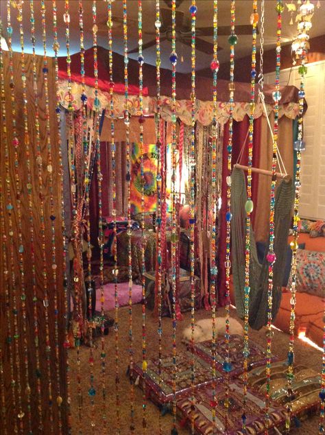 Hippy Style Room, Whimsigothic Room Decor, Maximalism Room Decor, Bed On Floor Ideas Boho, Hippie Diy Decor, Hippy Room Aesthetic, Room Inspo Hippie, Tall Ceiling Bedroom, Hippie Living Room Ideas