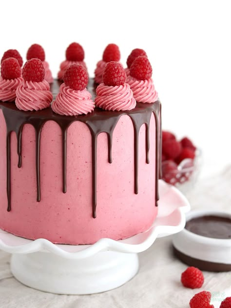 Raspberry Chocolate Cake Recipe - Sugar & Sparrow Vinalla Cake Recipe, Vinalla Cake, Raspberry Chocolate Cake, Chocolate Raspberry Cake Recipe, Chocolate Buttercream Recipe, Bolo Vintage, Raspberry Buttercream, Chocolate Raspberry Cake, Raspberry Chocolate