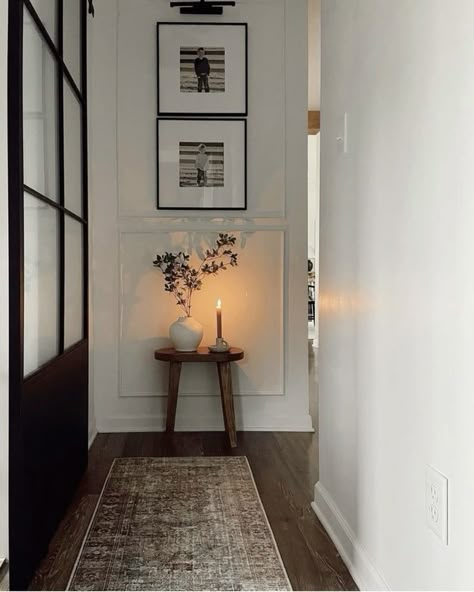 End Of Hallway, Narrow Hallway Decorating, Corner Decor, Casa Vintage, Hall Decor, Hallway Decor, Home Entrance Decor, Neutral Home, Decor Home Living Room