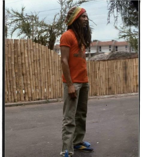 Bob Marley Fashion, Rastafari Aesthetic, Rastafarian Outfits, Image Bob Marley, 90s Black Men, Rasta Man, Rasta Clothes, Bob Marley Legend, Jamaica Reggae