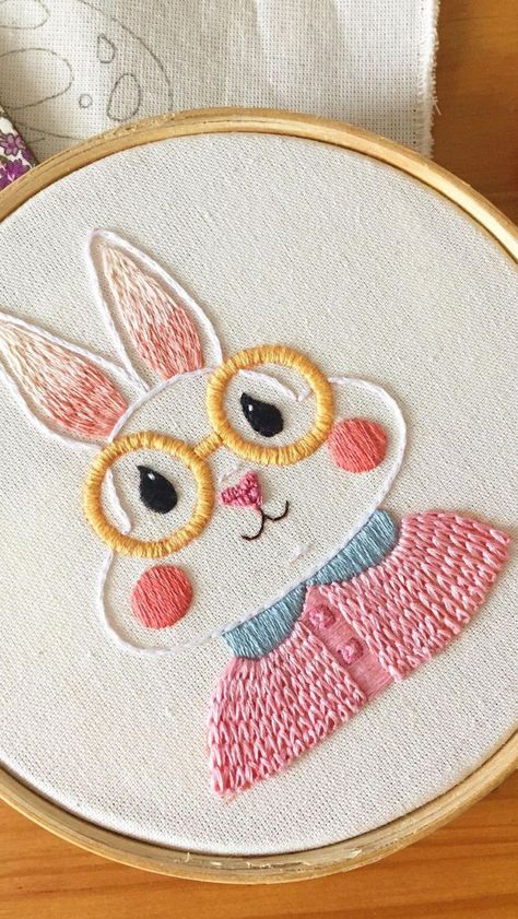 Cute Embroidery Design, Embroidery Cute Designs, Hand Embroidery Designs Flowers, Simple Cute Embroidery, Cute Embroidery Designs Simple, Hand Embroidery Inspiration, Back Stitch Embroidery Design, Embroidery Inspiration Simple, Embroidery Designs Simple